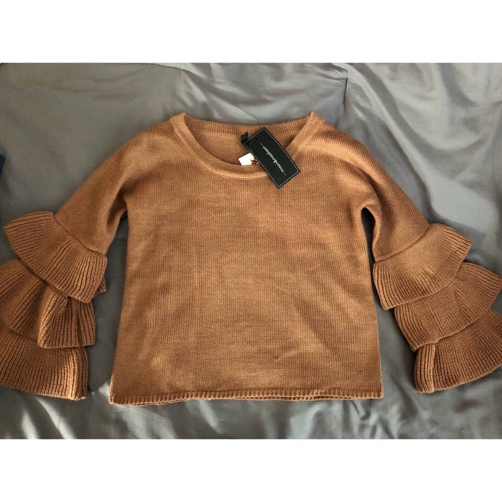 Never worn cute ruffle sleeve top still with tags